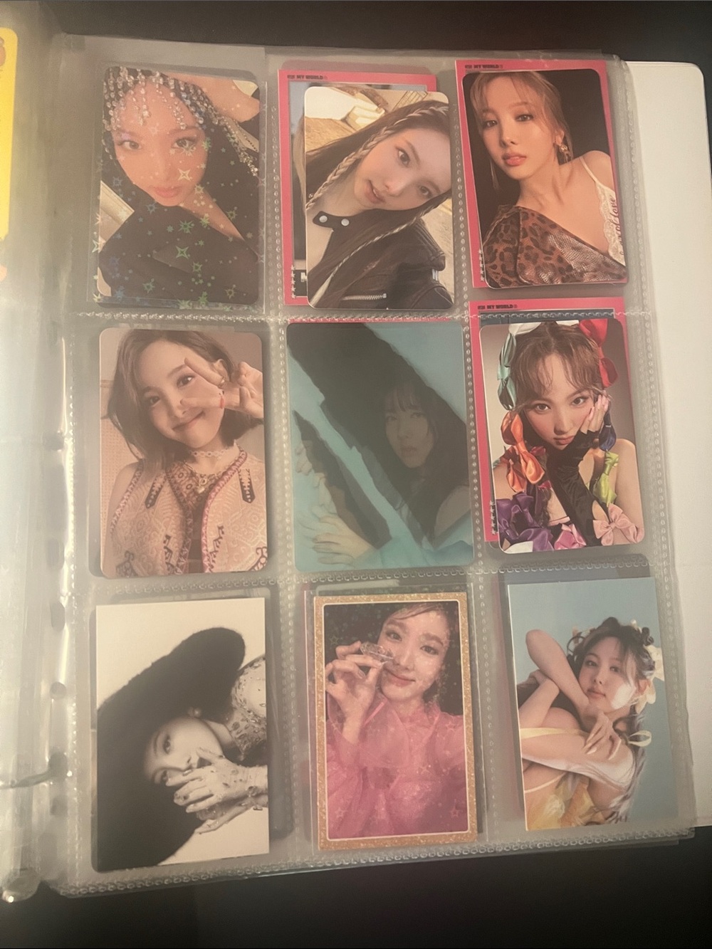 8 twice photocards and 1 holographic photocard random set